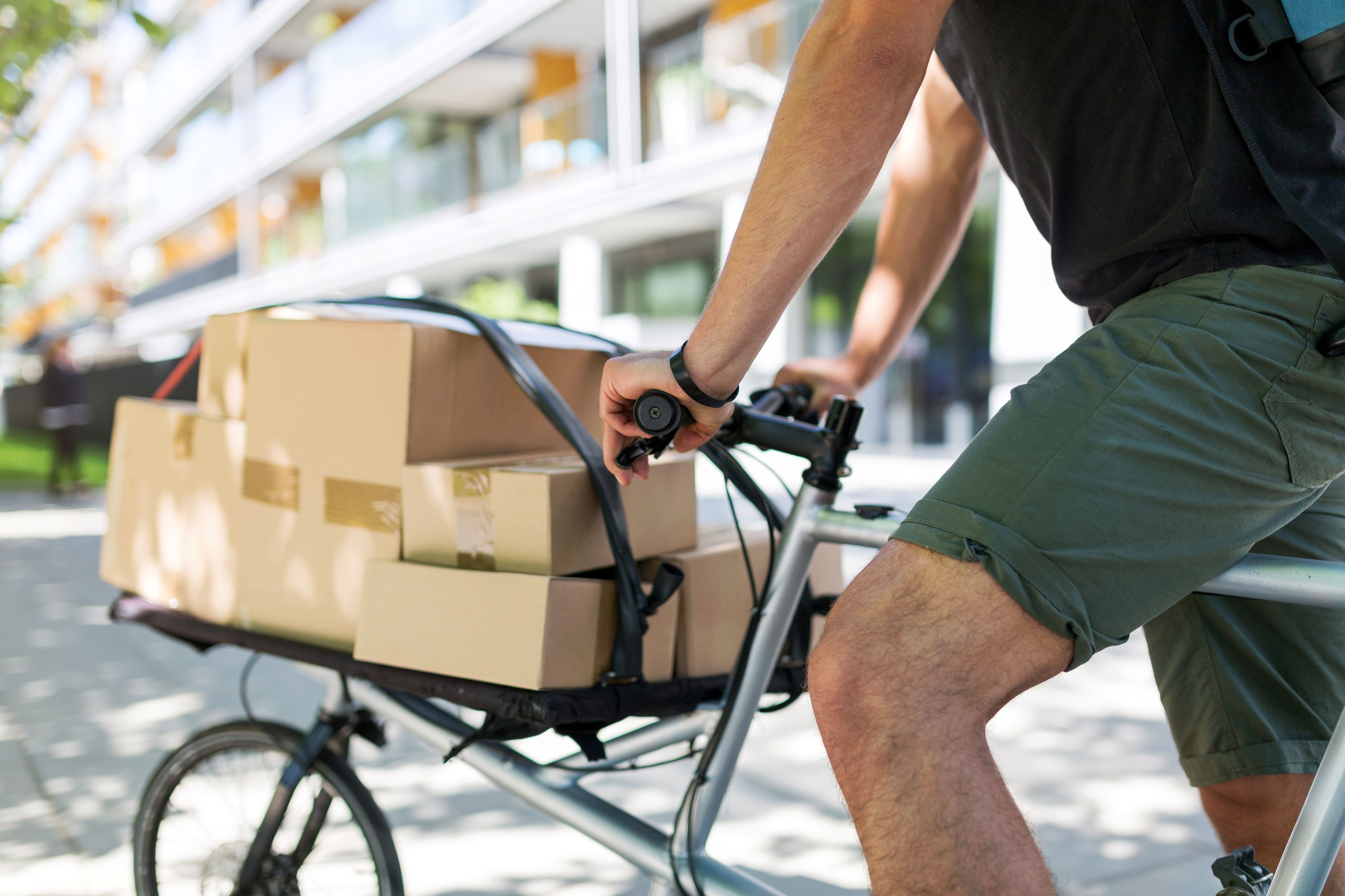 Vélo transportant des paquets