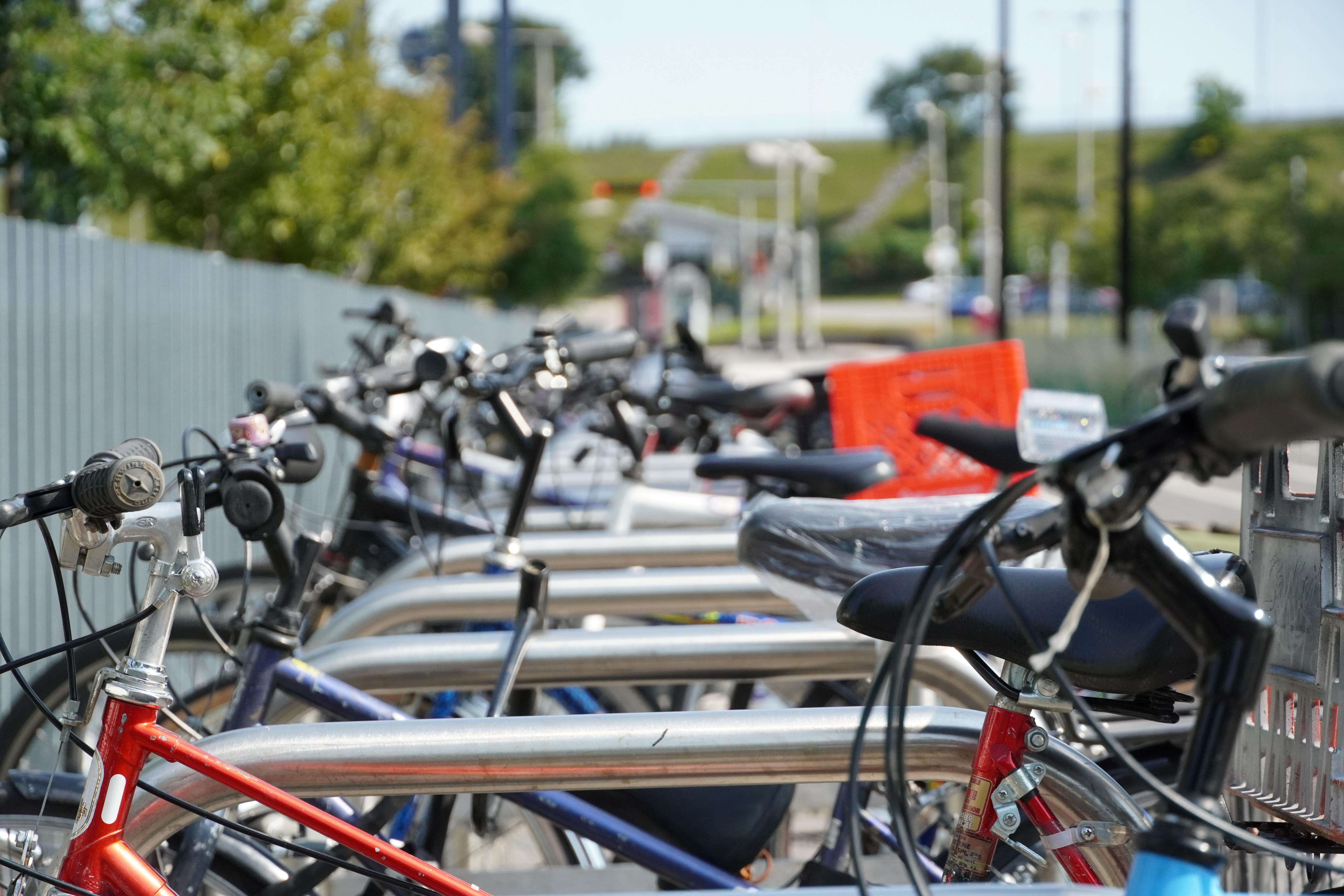 Multiples vélos stationnés