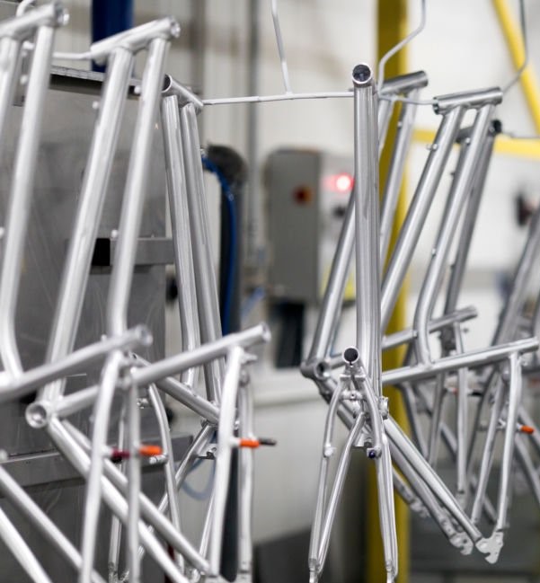 Cadres de vélos en attente d'assemblage