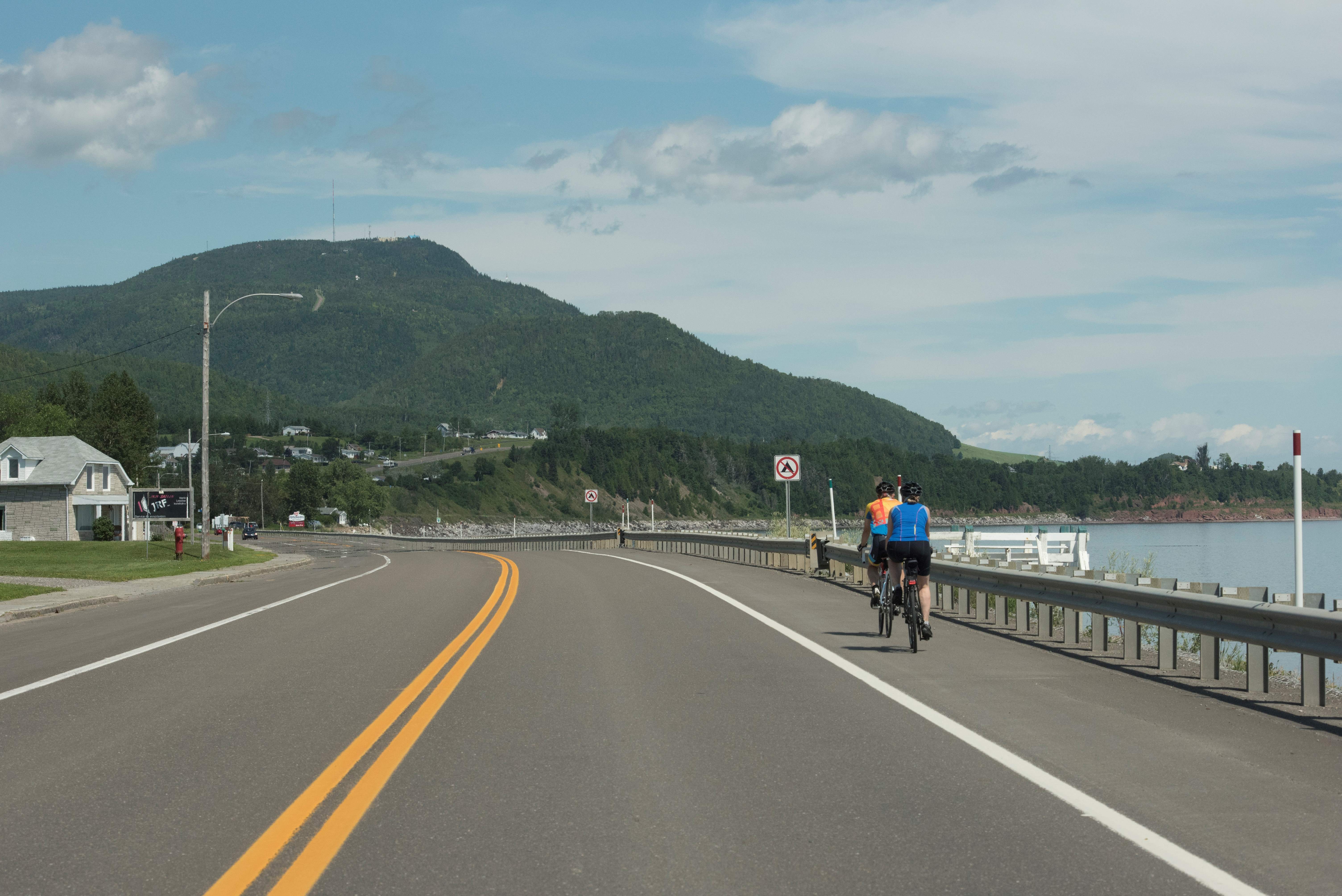 Deux cyclistes circulant sur un accotement asphalté sur la Route verte