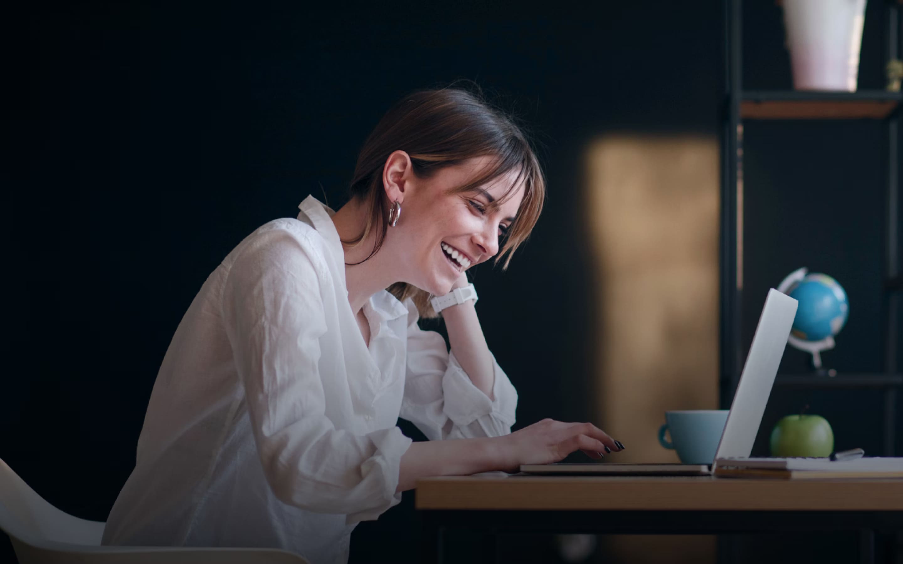 Woman with Laptop- FXPay | OrthoFX