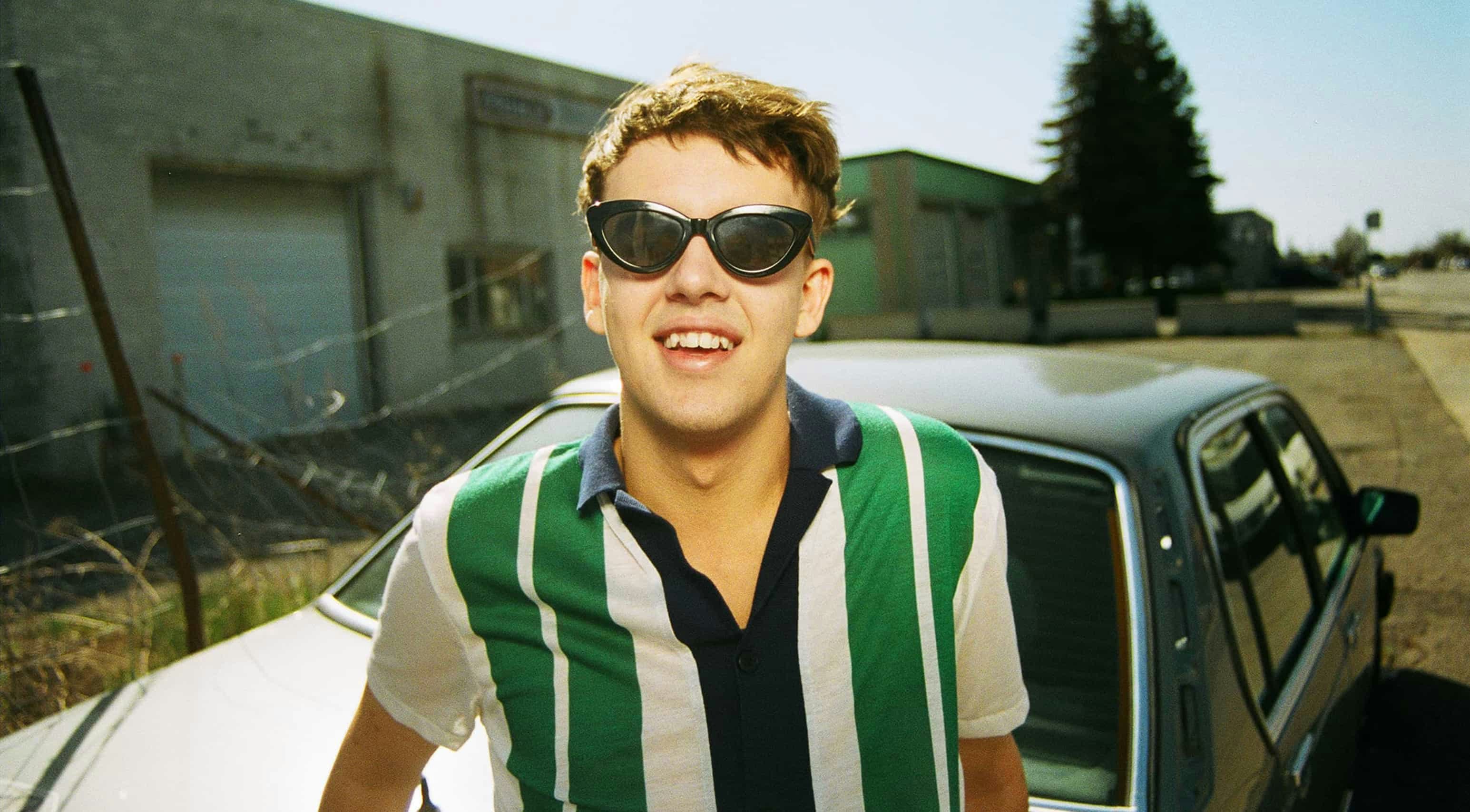 LesLouanges-copie.jpg Portrait of artist Les Louanges.