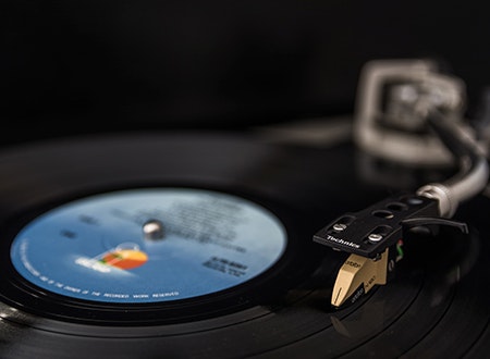 Turntable_Tonearm_Steve_Harvey.jpg Closeup of a vinyl record on a turntable