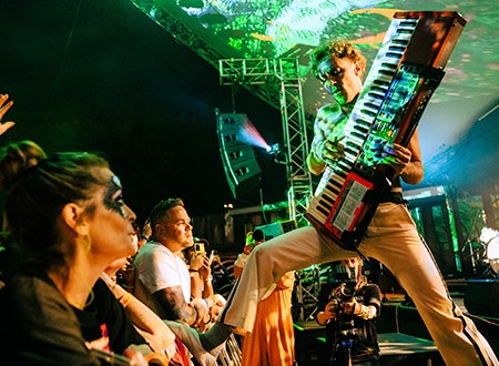 La_Femme_Levitation.jpg La Femme performing at Levitation 2022