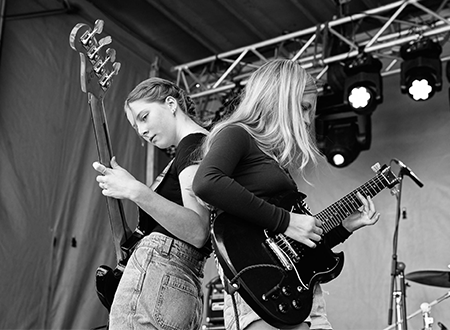Thunder Queens Clara Magnan and Violet Bruneel performing onstage.
