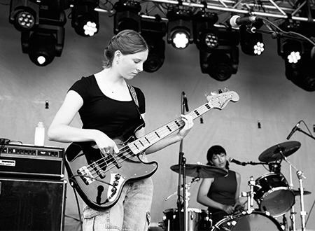 vA7sbXmR-Untitled-10lm.png Bassist, Clara Magnan performing on stage.