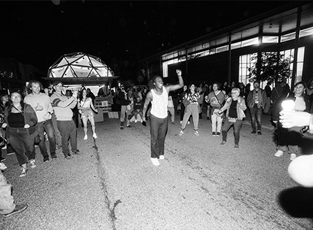 9icvCA5n-ric-wilson_Amanda-Fotes.png Musician Ric Wilson performing on the street.
