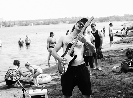 Member from Super Plage Performing on a beach.