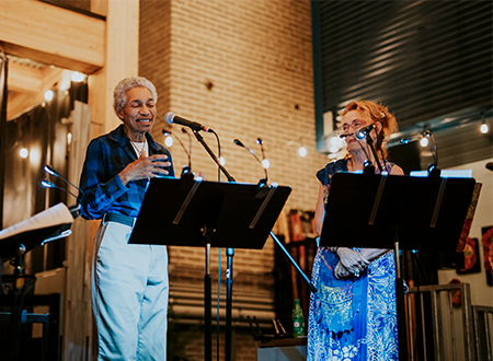 GcgiueQR-JUAN_UpHere_Day1_085.png Beverly-Glenn Copeland and Friends performing onstage.