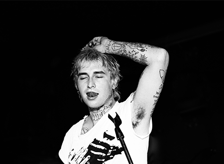 8GqTeuJE-Up_Here_Day_3_1_26.png Alix Fernz performing onstage.