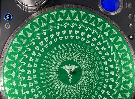 Drew_Tetz_Header Drew Tetz using a record turntable