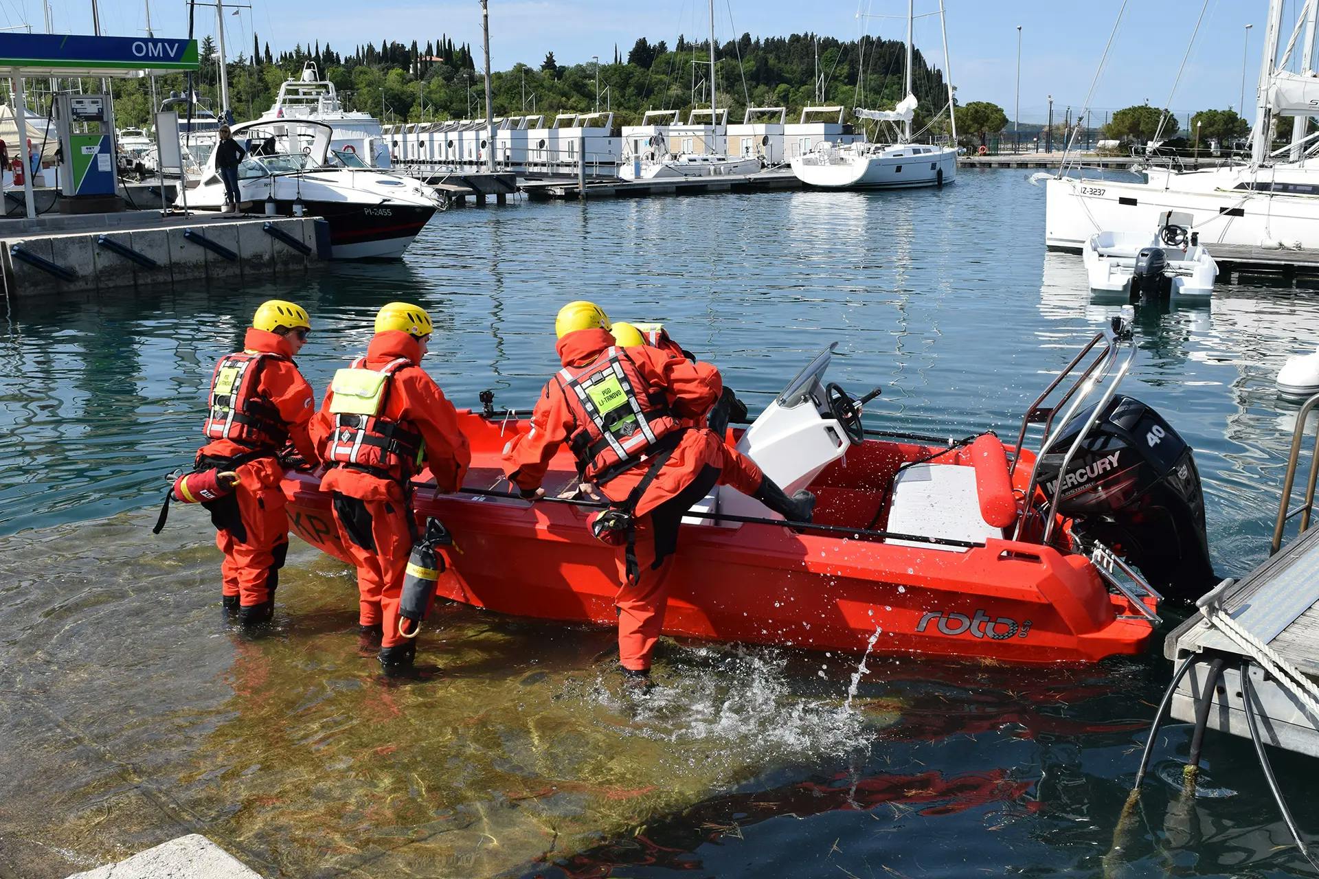 Rescuers in HYDRA 450 RESCUE
