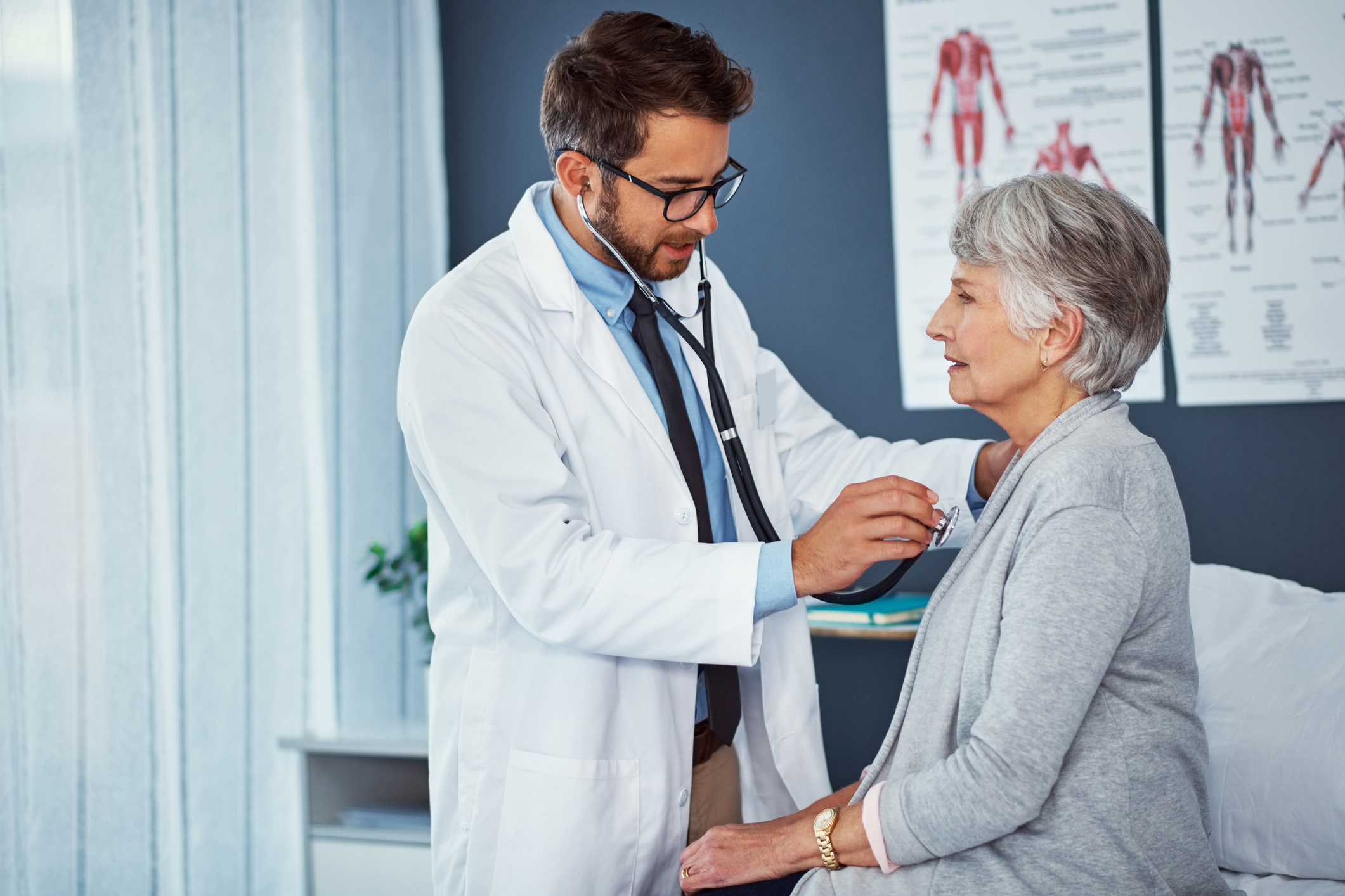 cardiologist working with a pataient