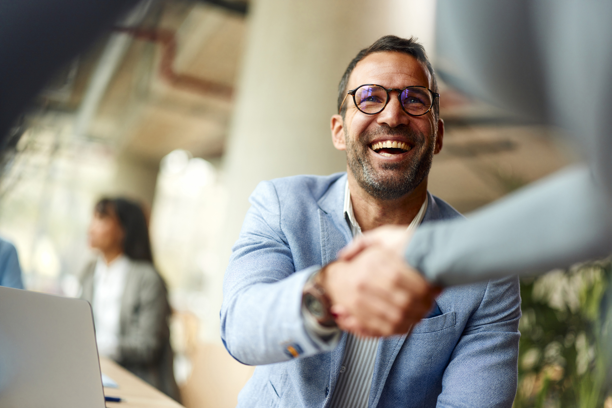 IT Procurement Specialist Advising a Client on Software Vendors