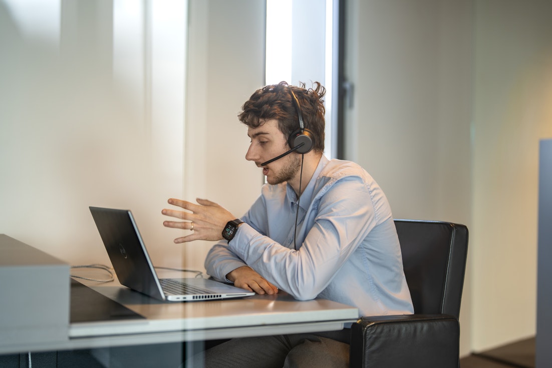 PIA Go! collega in een virtuele meeting aan zijn laptop