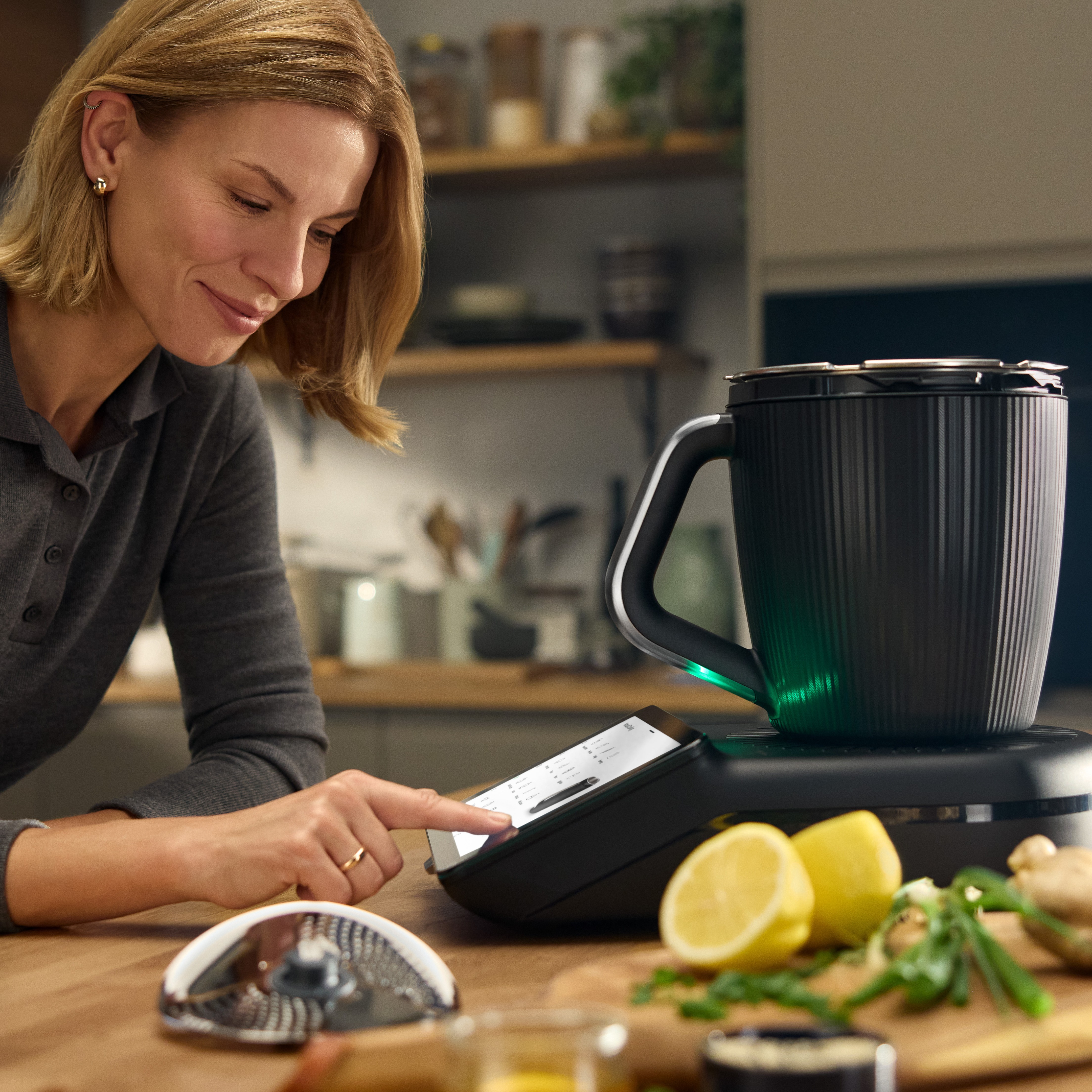 Vorwerk advisor testing out an appliance