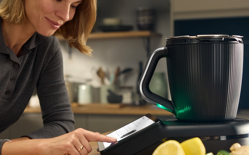 Vorwerk advisor testing out an appliance
