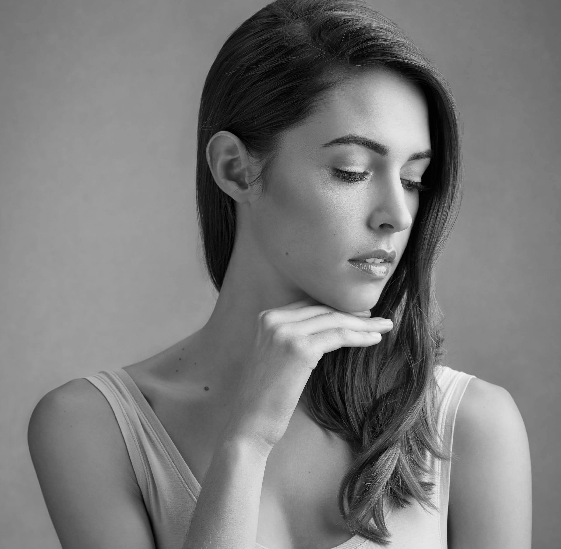 Woma resting chin on fingers