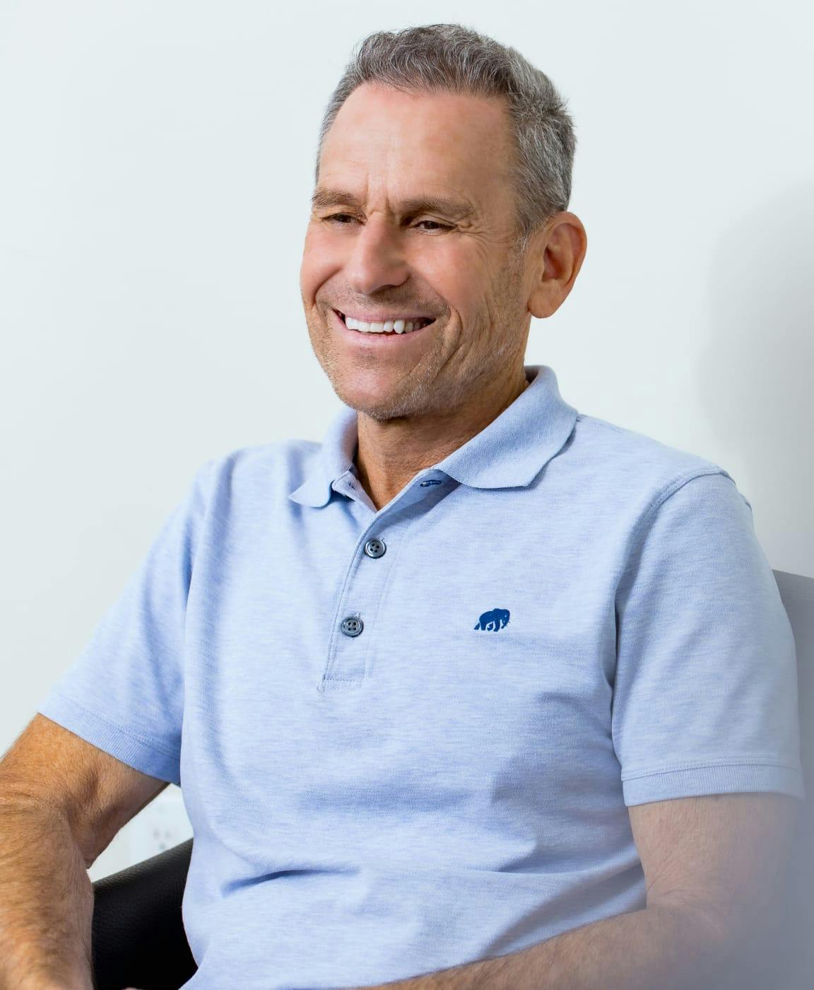 A happy patient talking to the hair restoration specialist in Miami.