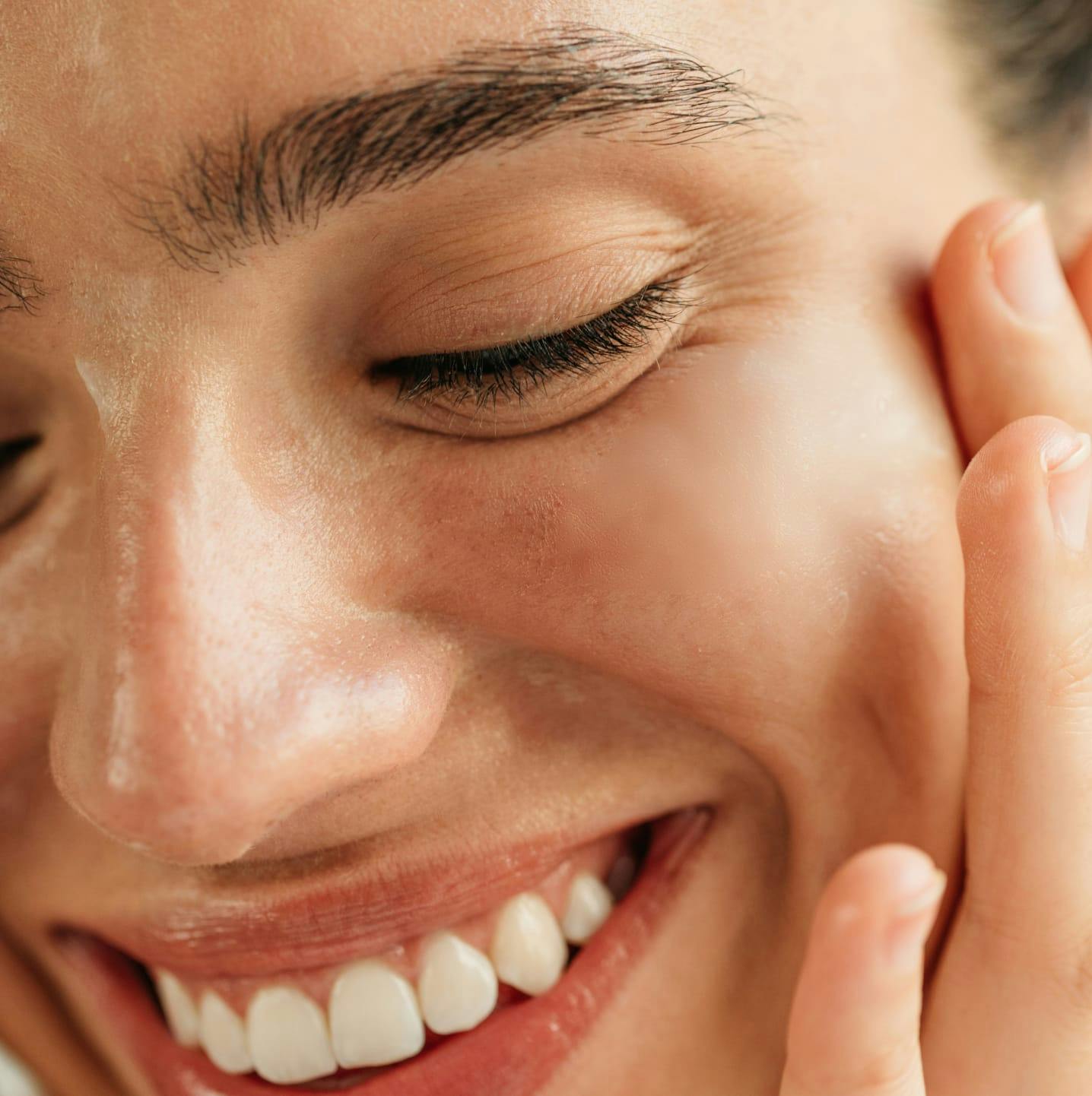 A woman smiling, visiting the hair restoration specialists in Miami.