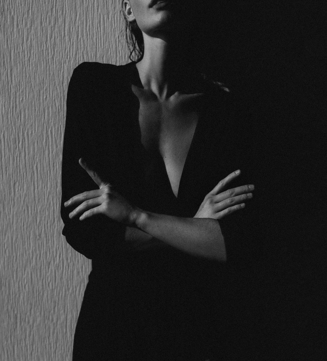 woman crossing her arms