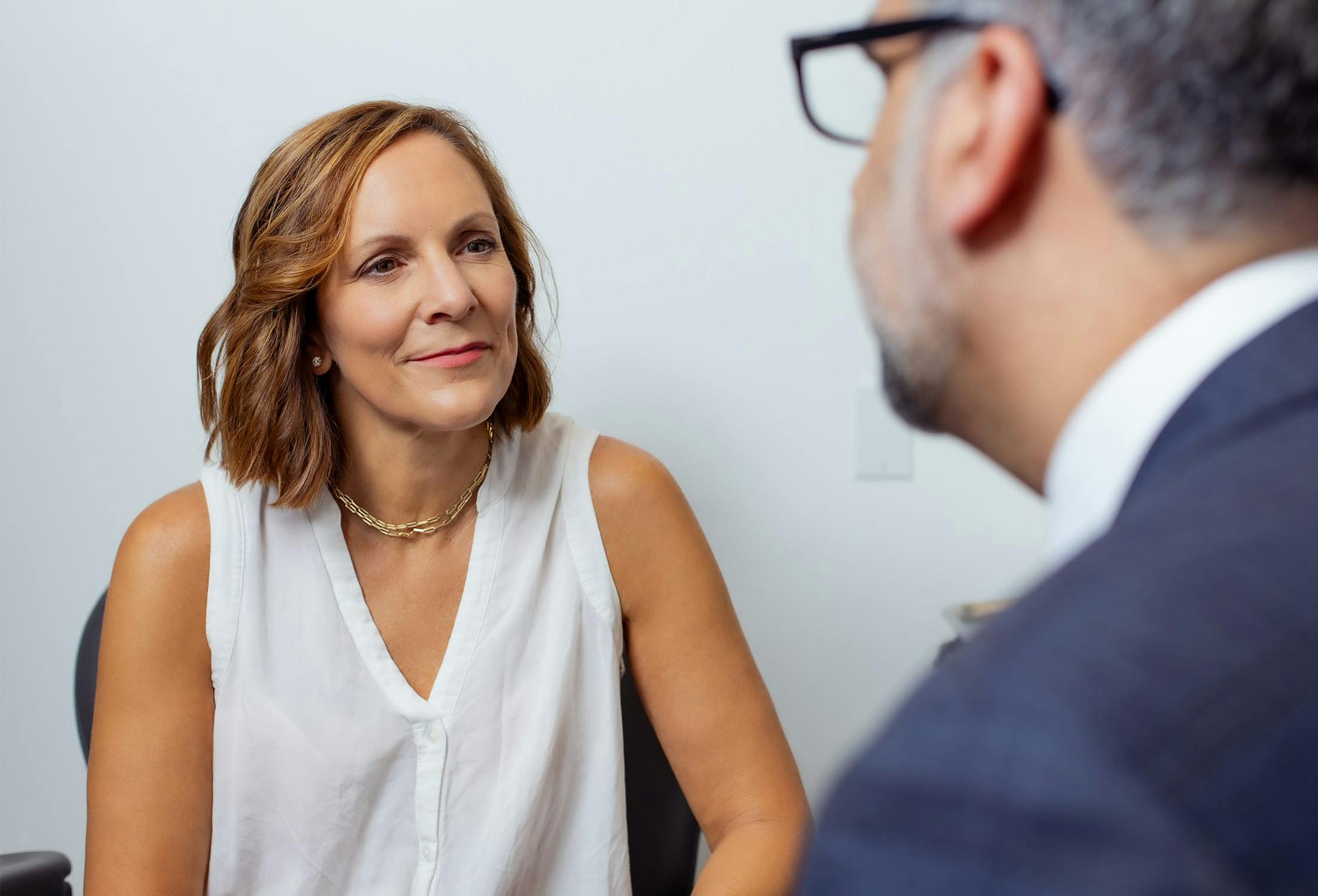 woman talking to Dr. Fazilat