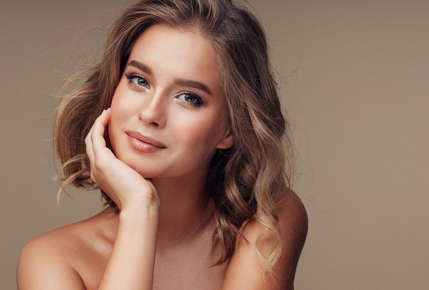 Woman resting face on hand, smirking