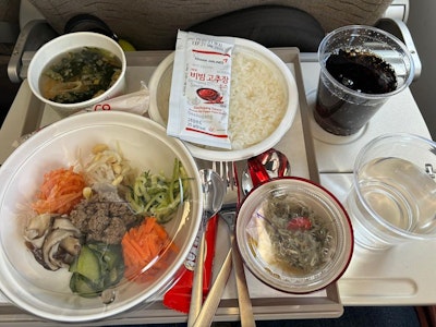 ¿Puedo llevar mi propia comida en el avión?