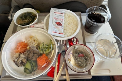 ¿Puedo llevar mi propia comida en el avión? 