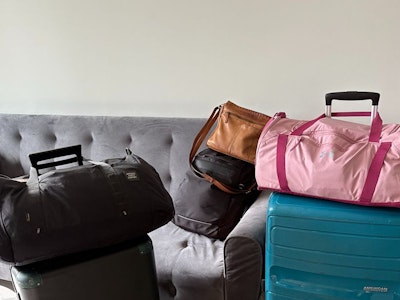 ¿Qué llevar en la maleta de mano para un vuelo largo?