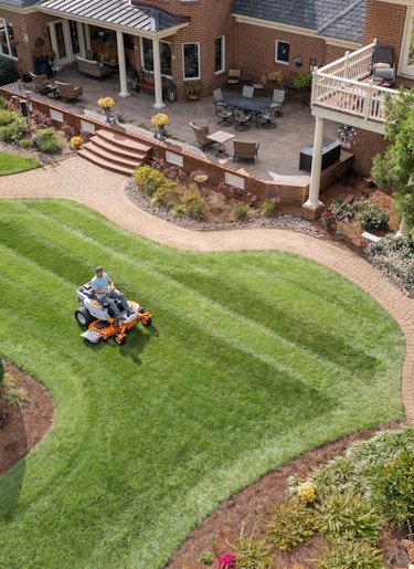 RZ 261 Zero Turn Homeowners mowing lawn using STIHL zero turn mower