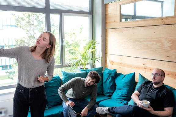 workshop6-narrow Trainer shows Vue fundamentals during a Vue.js workshop