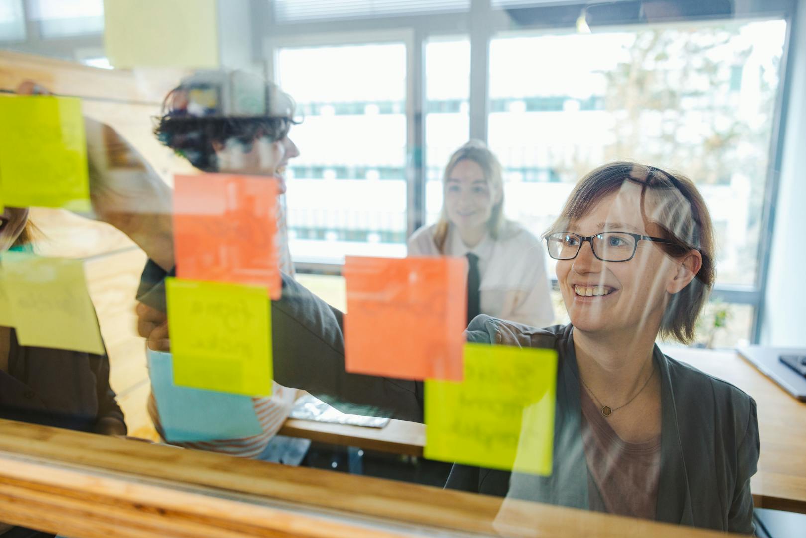 Produktdesignerin in einer Workshopsituation
