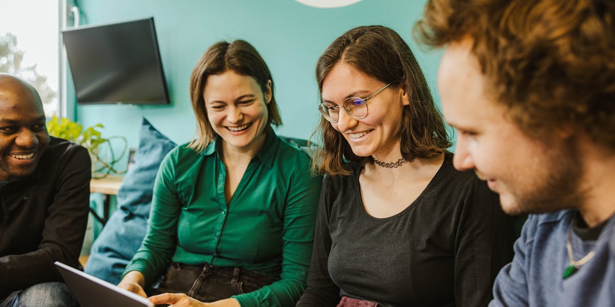 Ein agiles Projektteam beim Reviewen von Designs