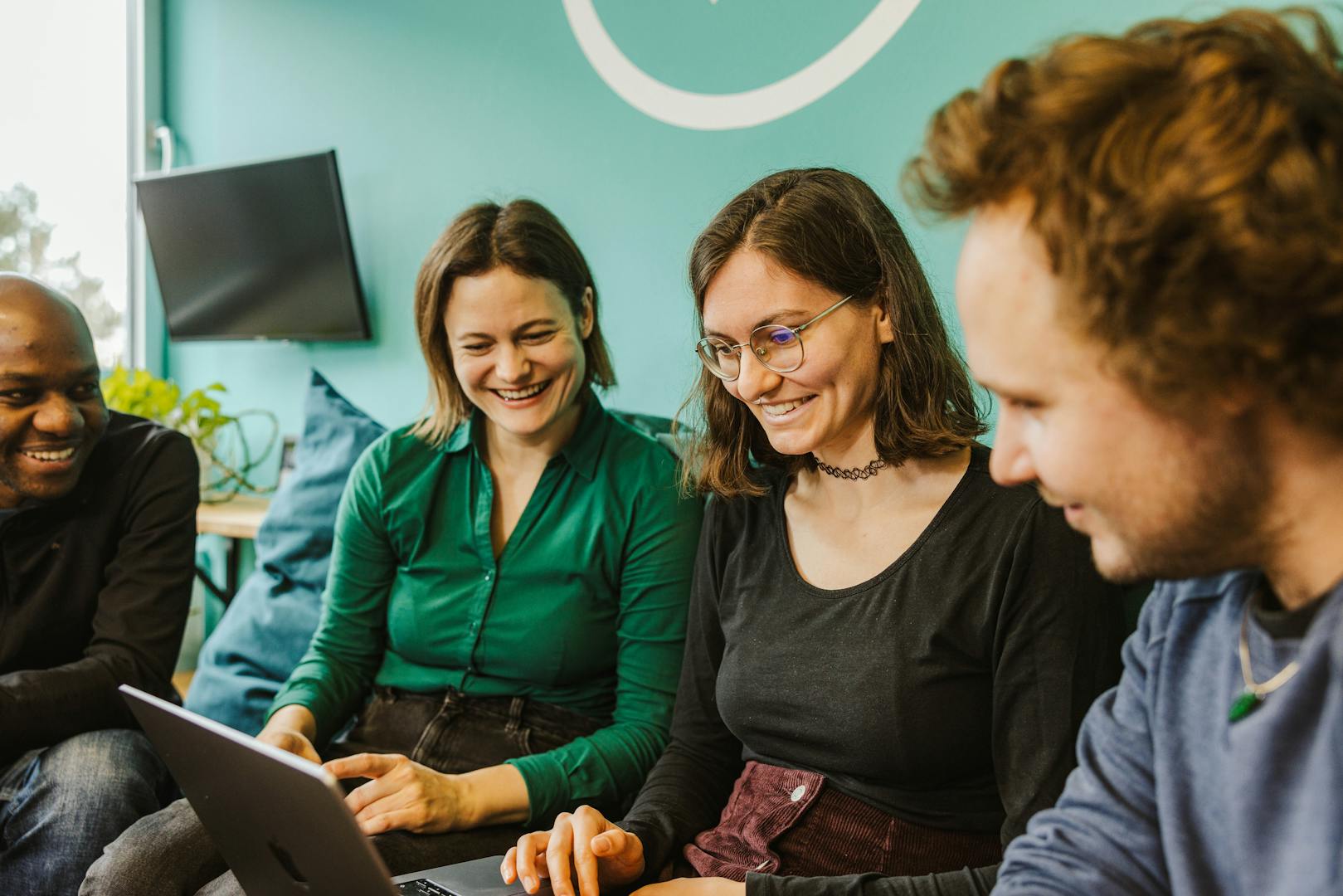 Ein agiles Projektteam beim Reviewen von Designs