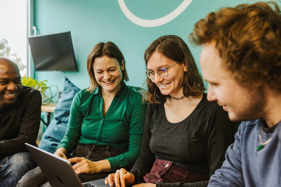 Ein agiles Projektteam beim Reviewen von Designs