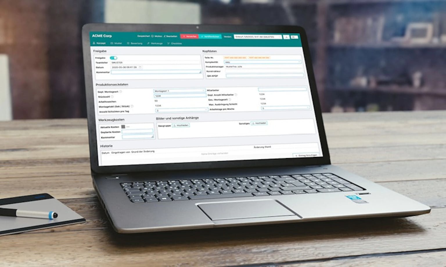 Laptop zeigt Verwaltungssoftware mit Montagezettel und Produktinformationen in deutscher Bedienoberfläche