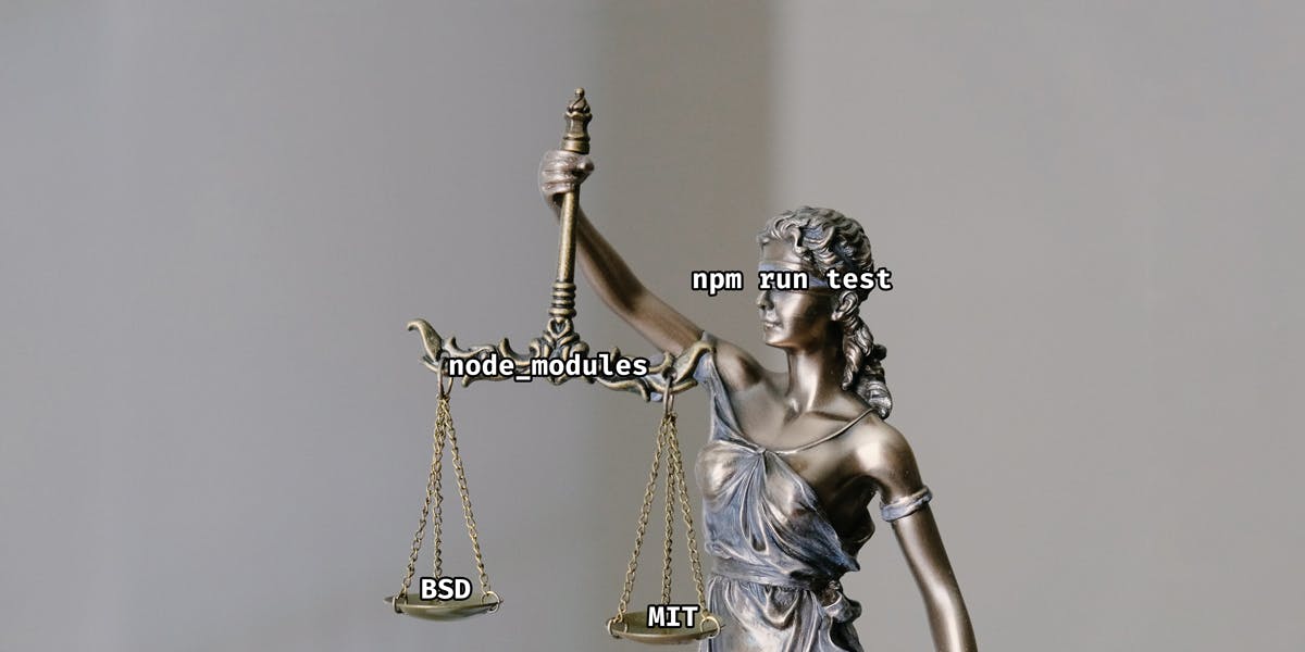 Justitia-Statue hält eine Waage mit BSD und MIT Lizenzen, symbolisiert den Vergleich von Open-Source-Lizenzen