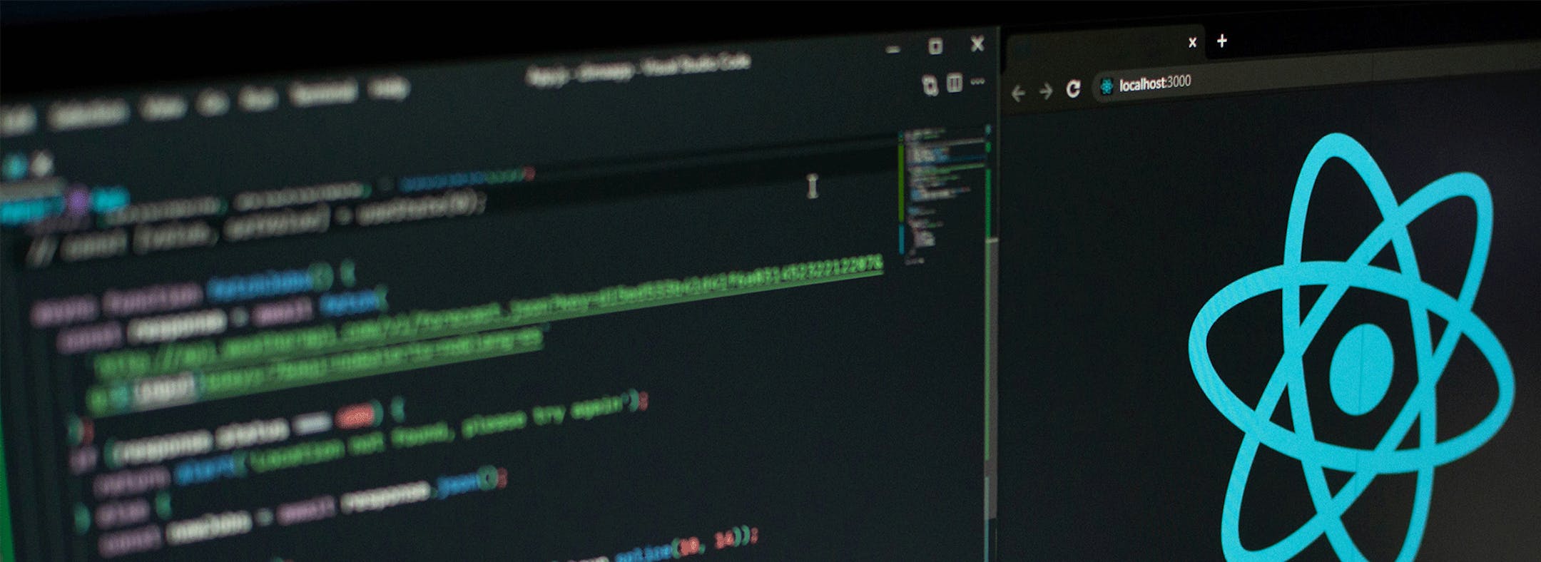 React-Entwicklung und Code Split-Screen: Links React-Code in einem Editor, rechts das React-Logo in Cyan auf dunklem Hintergrund