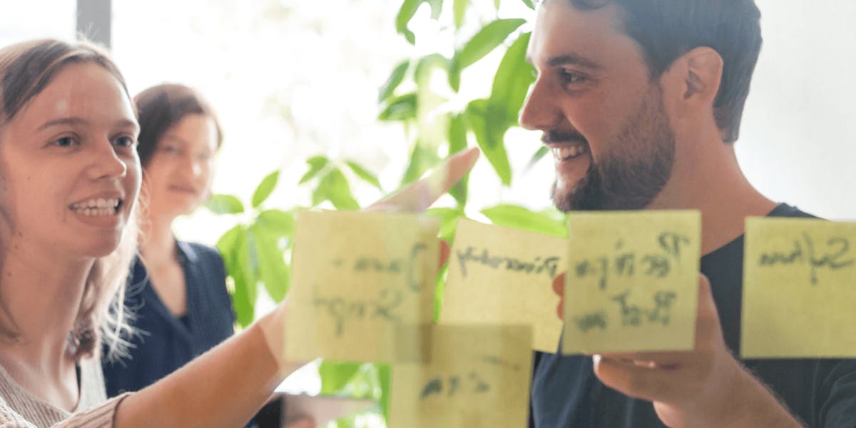 UI-Design Workshop bei Peerigon Peerigon Team bei einem UI-Design-Workshop mit Sticky Notes an einer Wand