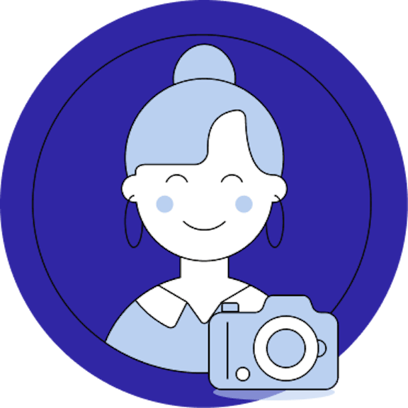 Kundenbewertung – weibliches Profilbild Illustrierte Frau mit Kamera, die lächelt und als Profilbild für Kundenbewertungen verwendet wird