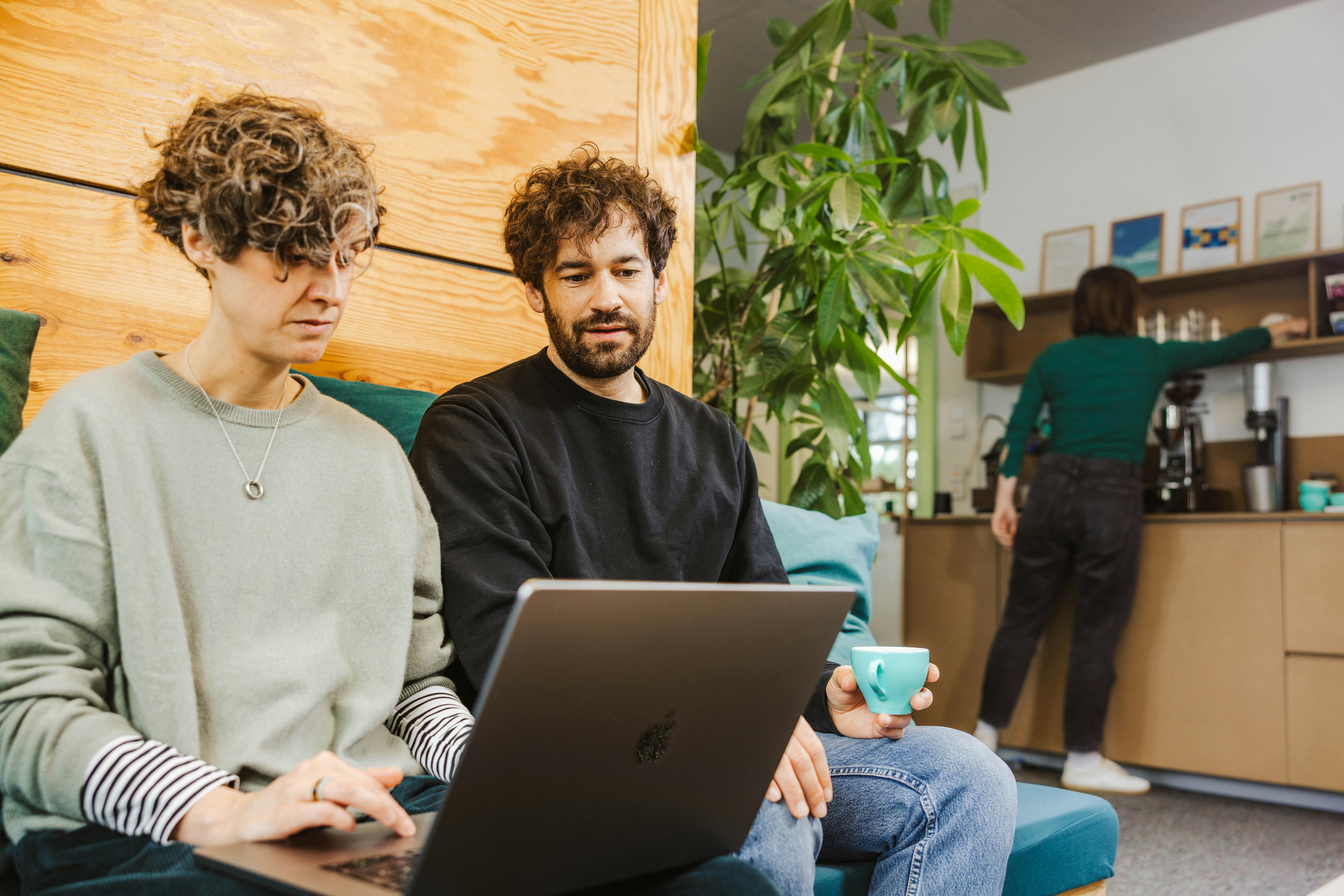 Eine Peerigon UX-Designerin und ein Entwickler besprechen ein Projekt