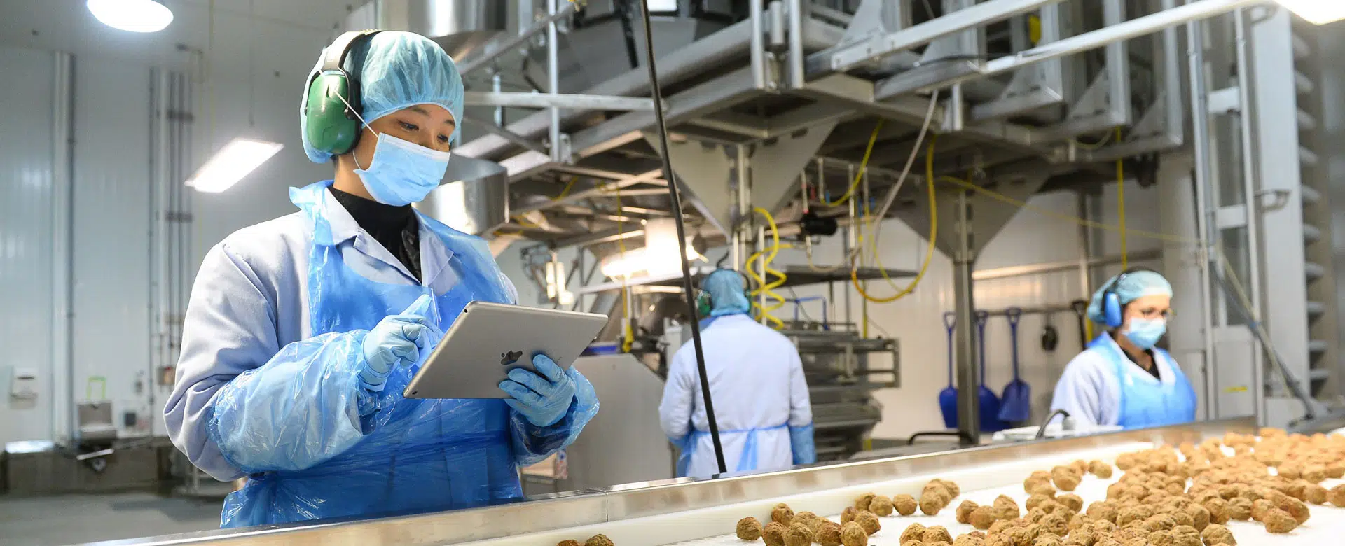 production supervisor monitoring food manufacturing plant floor