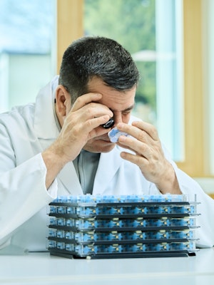 Etape de la certification, Contrôle visuel du numéro de gravage