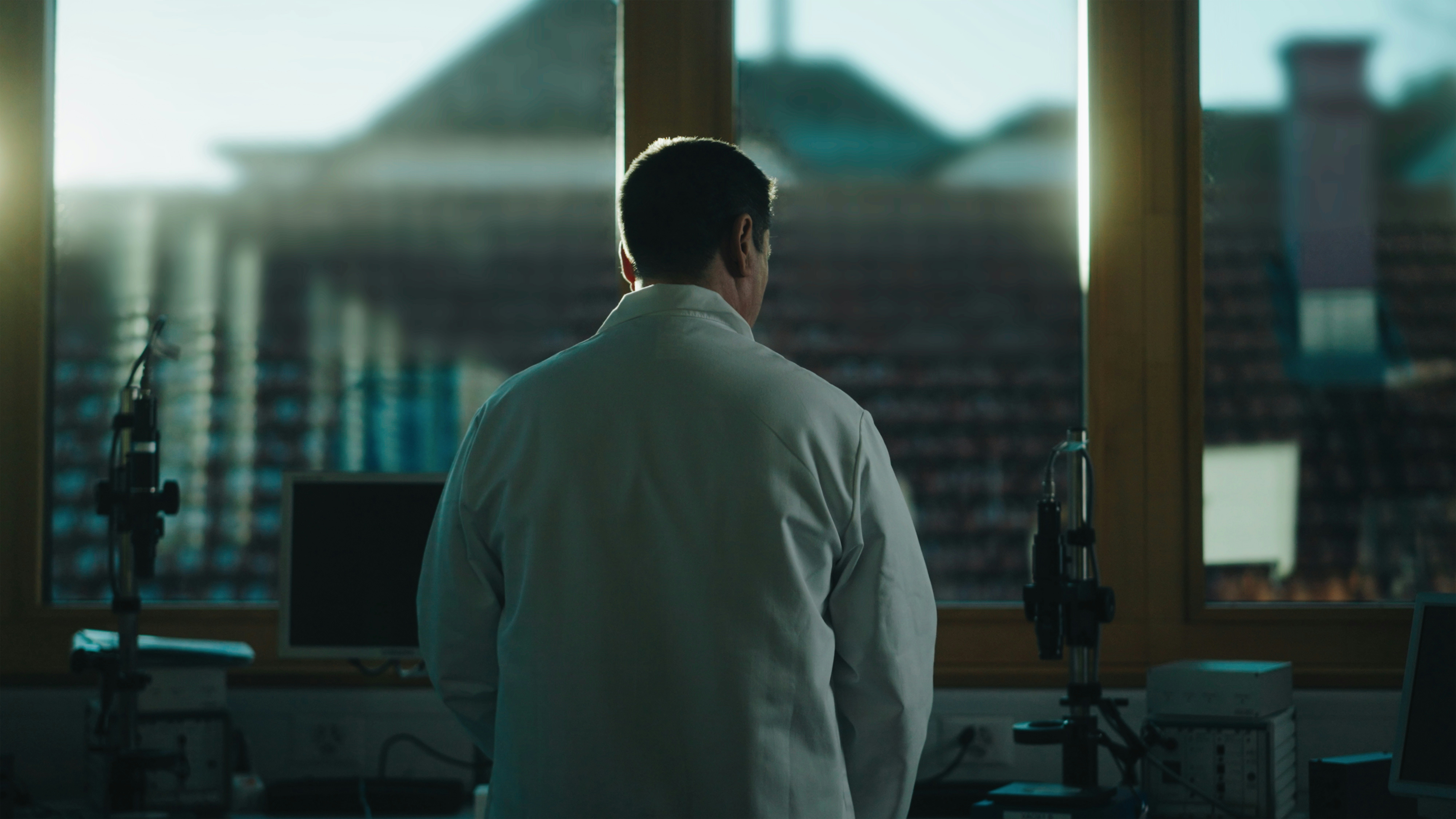 Personne dos tournée regardant dehors