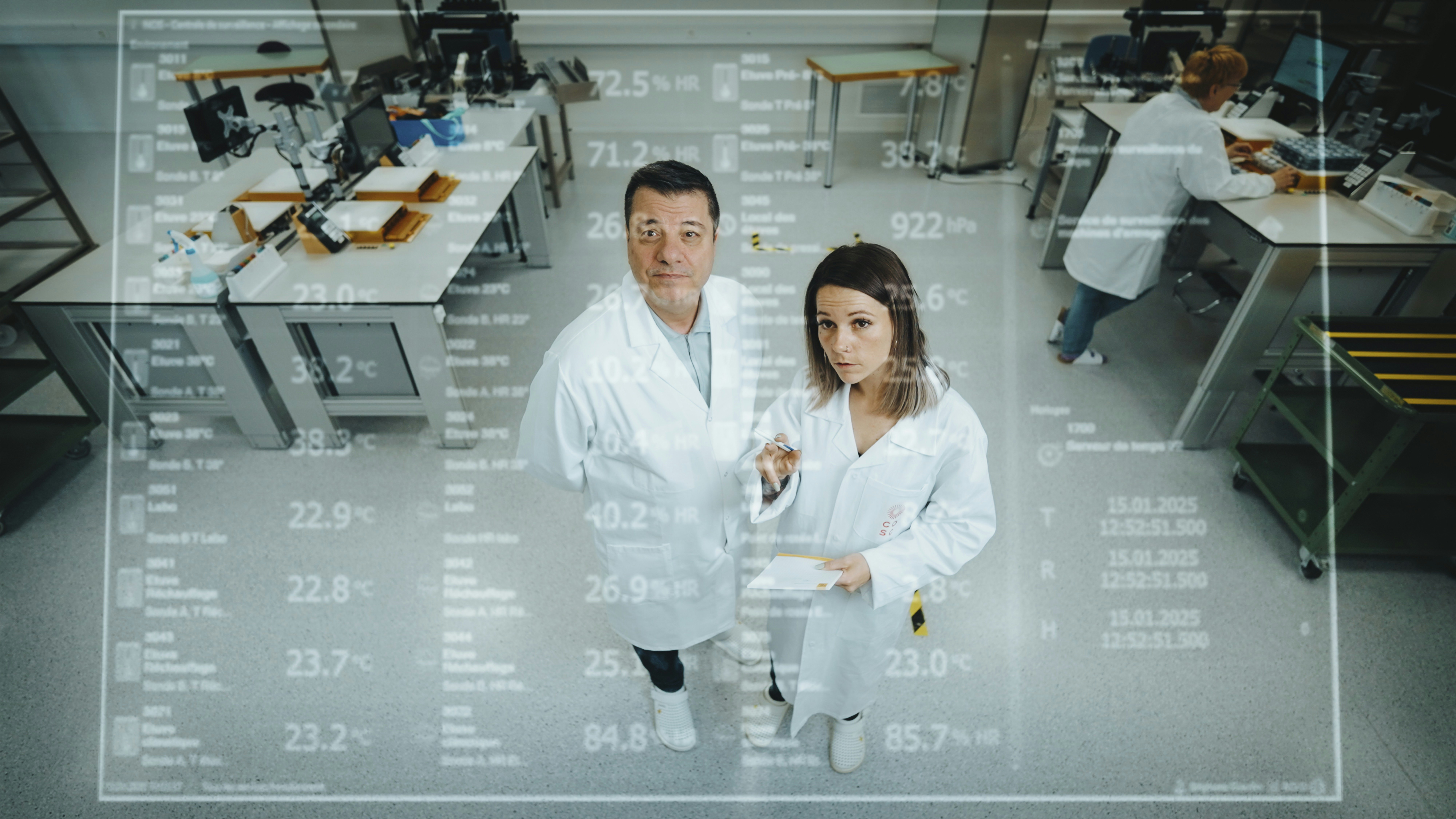 Personnes regardant écran de précision