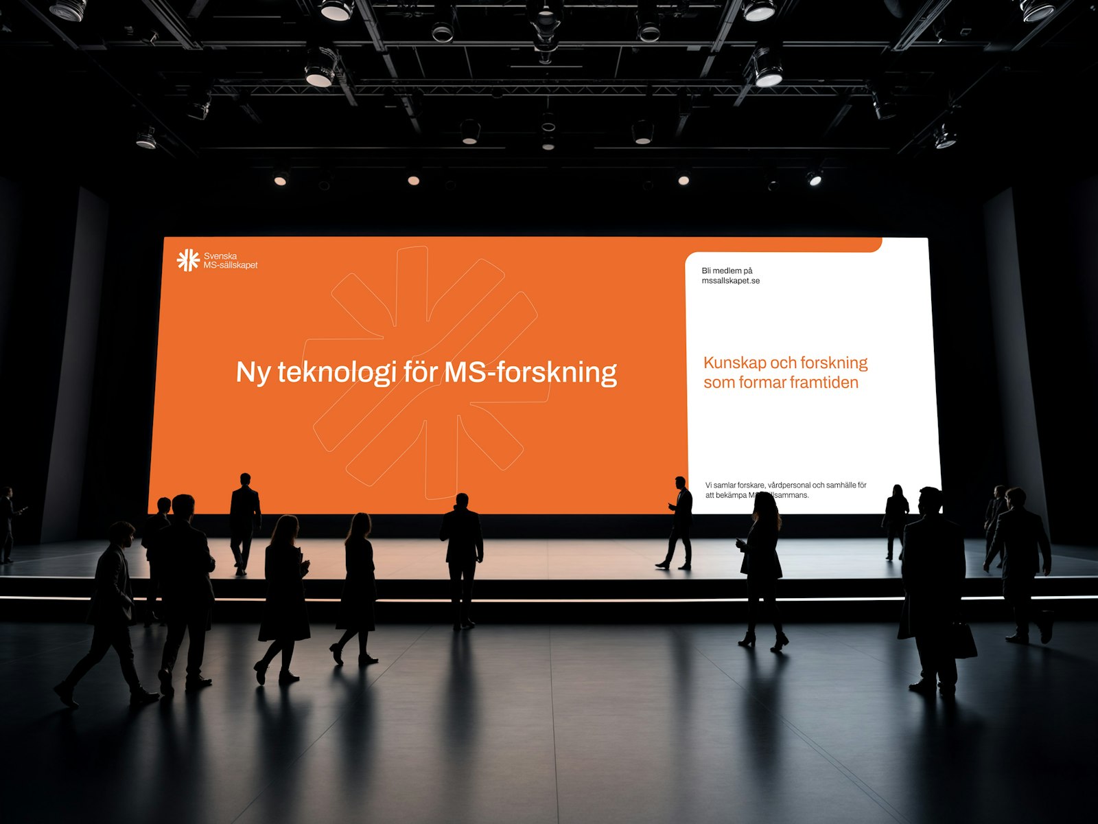 Conference stage with large orange screen displaying 'Ny teknologi för MS-forskning' and silhouettes of people in the audience.
