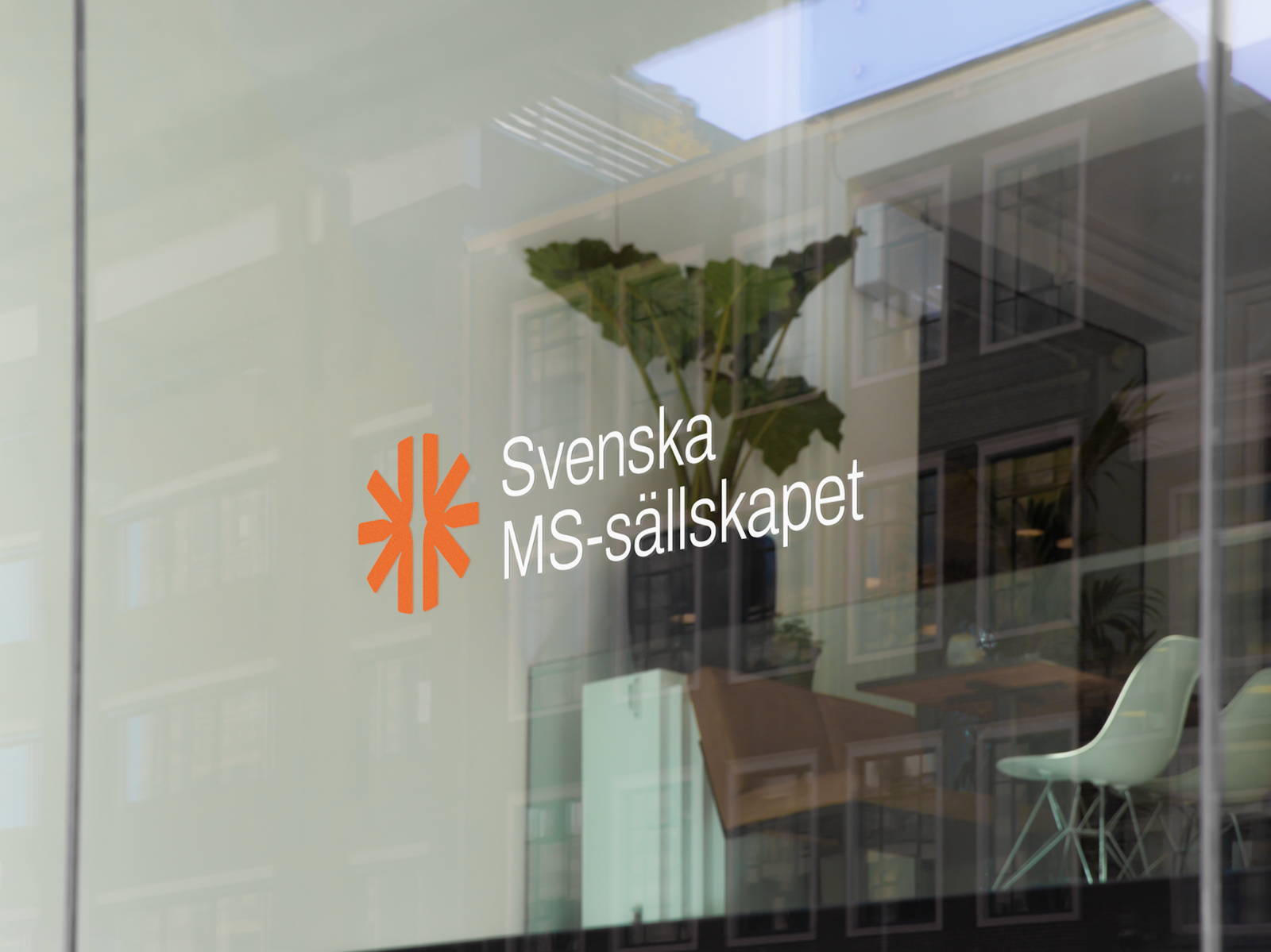 Logo of Svenska MS-sällskapet on a window.