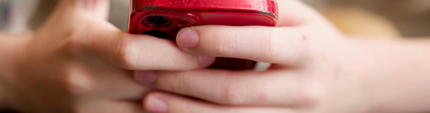 otrok na telefonu