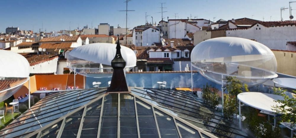Il design che rinfresca: nuvole di raffrescamento sui tetti di Madrid